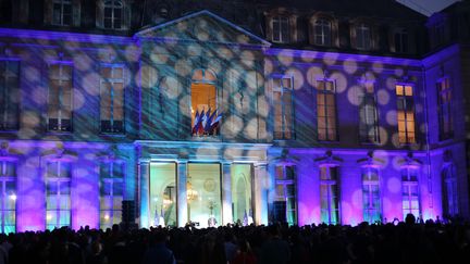 La façade de l'Elysée s’illumine de lumières dansantes. (ANTHONY DEPERRAZ / CROWDSPARK)