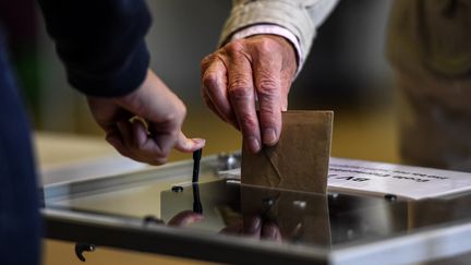 Une homme vote à Paris, le 28 juin 2020. (CHRISTOPHE ARCHAMBAULT / AFP)