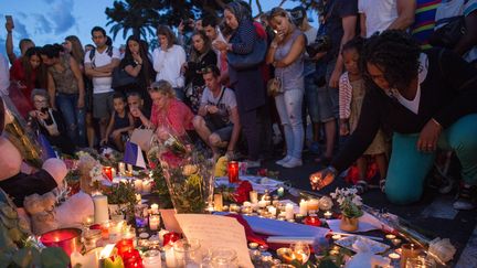 Tuerie de Nice : recueillement sur la promenade des Anglais