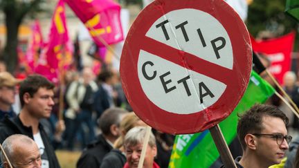 Il y aurait plus de 30 000 manifestants dans les rues de Berlin ce samedi, contre le TAFTA. (MONIKA SKOLIMOWSKA / DPA)