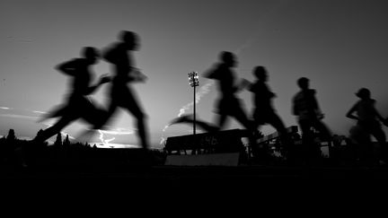 Des coureurs dans l'obscurité (SIMON DAVAL / MAXPPP)