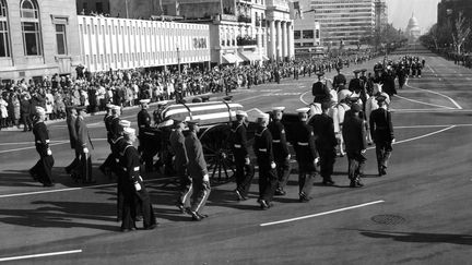 Photo d'archive datée du 24 novembre 1963, montrant le corps du défunt président John F. Kennedy transporté de la Maison Blanche au Capitole des États-Unis, à Washington. (RAYMOND L. MILLER / JFK PRESIDENTIAL LIBRARY)