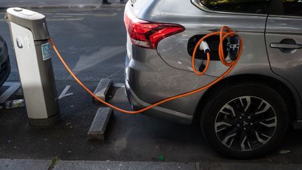 Une voiture électrique en charge, à Paris, le 19 mai 2020. (RICCARDO MILANI / HANS LUCAS / AFP)