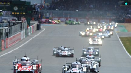 15h00 : Le départ des 24 Heures du Mans 2015 est donnée avec les Porsche devant les Audi et les Toyota (JEAN-FRANCOIS MONIER / AFP)