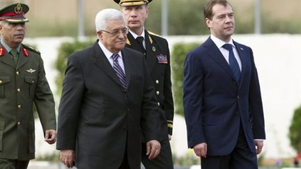 Dmitri Medvedev et Amhmoud Abbas à Jéricho, le 18 janvier 2011 (AFP PHOTO/JACK GUEZ)