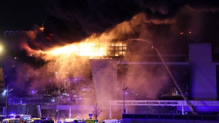 Le complexe du Crocus City Hall de Krasnogorsk, dans la banlieue de la capitale russe, en flamme après l'attaque du 22 mars 2024. (STRINGER / AFP)