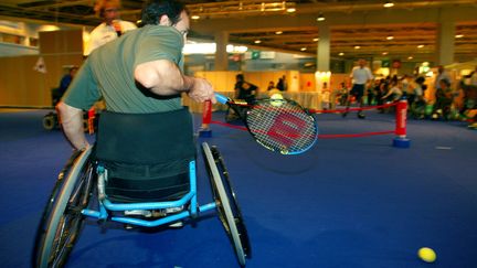 Une personne handicapée joue au tennis. (PIERRE VERDY / AFP)