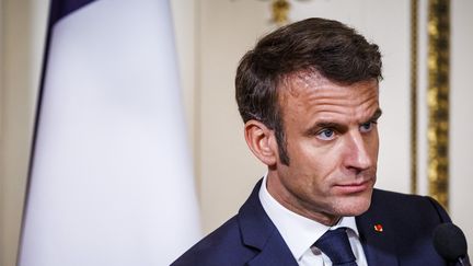 Emmanuel Macron lors d'une conférence de presse à Amsterdam (Pays-Bas), le 12 avril 2023. (REMKO DE WAAL / ANP MAG / AFP)