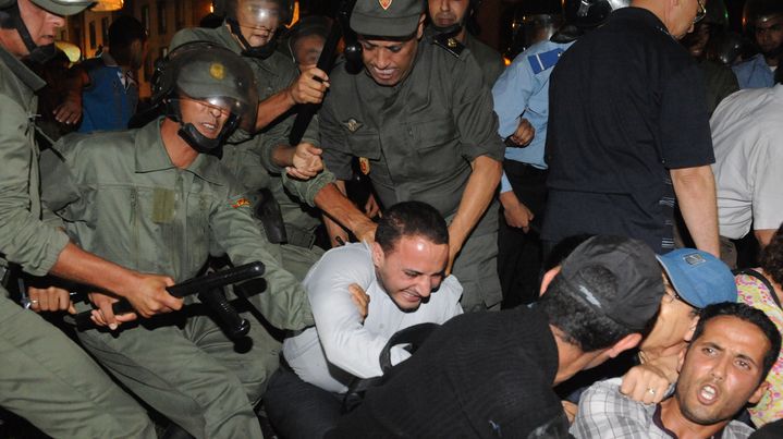 Des policiers interpellent un manifestant protestant contre la lib&eacute;ration du p&eacute;dophile espagnol&nbsp;Daniel Galvan Vina, le 2 ao&ucirc;t 2013 &agrave; Rabat (Maroc). (FADEL SENNA / AFP)