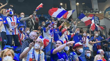 Des membres de l'Association Tous-Hand Bleu, qui supportent la France lors de l'Euro 2022 de handball. (Association Tous-Hand Bleu)