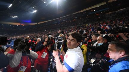 Le capitaine des Bleus, Antoine Dupont, célèbre avec le trophée du Tournoi des six nations, le 19 mars 2022. (FRANCK FIFE / AFP)