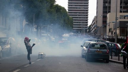 Un homme jette une pierre &agrave; Sarcelles, dans la banlieue de Paris, le 20 juillet 2014. (JACQUES DEMARTHON / AFP)