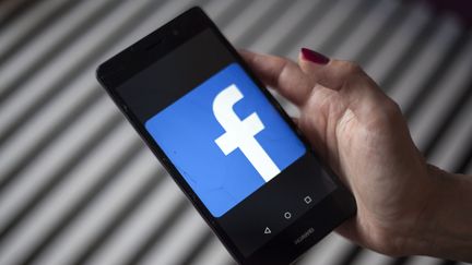 Facebook récupère des données personnelle, venues d'autres applications, même si l'usager n'a pas de compte Facebook, selon le "Wall Street Journal". (MACIEJ LUCZNIEWSKI / NURPHOTO / AFP)