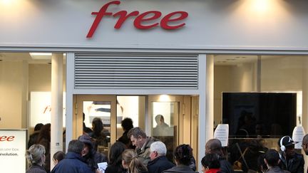 Des personnes font la queue devant un magasin Free le 11 janvier 2012 &agrave; Rouen (Seine-Maritime). (KENZO TRIBOUILLARD / AFP)