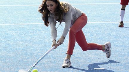 Kate Middleton, aussi &agrave; l'aise avec une crosse de hockey qu'avec un fer &agrave; repasser (cf. Un oeil sur l'actu de la semaine). Mince! Cette duchesse est bonne &agrave; r&eacute;gner. (REUTERS)