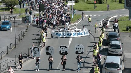 Environ 1 600 personnes ont manifesté à Bayonne, samedi 16 juin, pour demander le rapprochement des prisonniers de l'ETA. (IROZ GAIZKA / AFP)