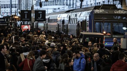 Des voyageurs à la gare de Lyon, à Paris, le 20 décembre 2019.&nbsp; (PHILIPPE LOPEZ / AFP)