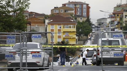 Un p&eacute;rim&egrave;tre de s&eacute;curit&eacute; dress&eacute; apr&egrave;s l'attaque contre un poste de police &agrave; Istanbul (Turquie), le 10 ao&ucirc;t 2015. (HUSEYIN ALDEMIR / REUTERS)