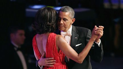 Barack et Michelle Obama dansent pour fêter l'investiture du président américain réélu, le 21 janvier 2013 à Washington. (MAXPPP)