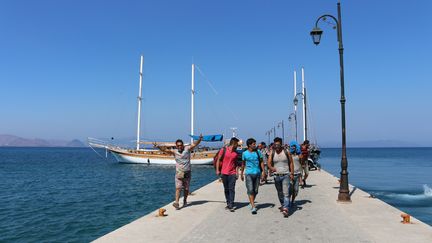 Les passeurs exigent environ 1 000 euros en &eacute;change d'une place &agrave; bord d'une embarcation. Les migrants d&eacute;barquent &eacute;galement de bateaux de p&ecirc;che ou de voiliers, arraisonn&eacute;s par les garde-c&ocirc;tes grecs. (BENOIT ZAGDOUN / FRANCETV INFO)