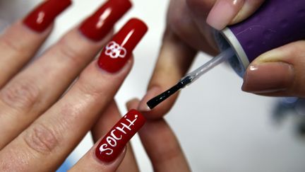 Supporters jusqu'au bout des ongles. Des salons de beaut&eacute; proposent une manucure sp&eacute;ciale JO aux spectateurs du complexe olympique, le 10 f&eacute;vrier 2014.&nbsp; (ERIC GAILLARD / REUTERS)