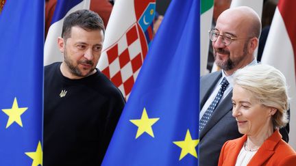 Le président ukrainien Volodymyr Zelensky, le président du Conseil européen Charles Michel et la présidente de la Commission européenne, le 17 octobre 2024 à Bruxelles (Belgique). (BENOIT DOPPAGNE / BELGA MAG / AFP)