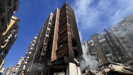 De la fumée s'échappe d'un immeuble dans la banlieue sud de Beyrouth (Liban), le 23 octobre 2024. (IBRAHIM AMRO / AFP)