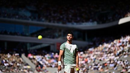 Carlos Alcaraz sur le court central, le 4 juin 2023, à Roland-Garros. (JULIEN DE ROSA / AFP)