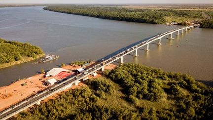 Le pont Farafenni, en Gambie. (EMILIE IOB / AFP)