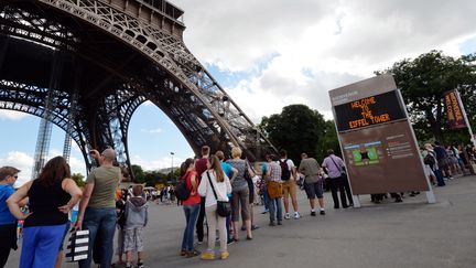 File d'attente de touristes pour visiter la Tour Eiffel à Paris, le 9 aout 2018. (MIGUEL MEDINA / AFP)