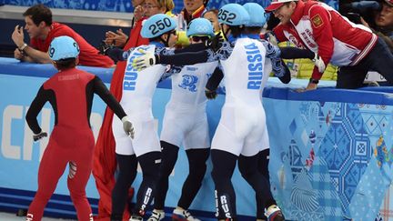 La joie des Russes lors du relais short-track (DAMIEN MEYER / AFP)