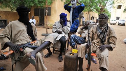 Des combattants du&nbsp;Mouvement pour l'unicit&eacute; et le jihad en Afrique de l'Ouest posent le 16 juillet 2012 &agrave; Gao (Mali). (ISSOUF SANOGO / AFP)