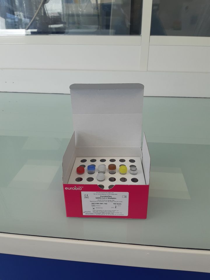 Les kits de dépistage vendus aux laboratoires d'analyse comprennent 8 petits tubes dans une boîte en carton. (JÉRÔME JADOT / RADIO FRANCE)