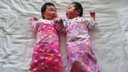 Deux b&eacute;b&eacute;s, dans un h&ocirc;pital de P&eacute;kin (Chine), le 1er d&eacute;cembre 2008. (FREDERIC J. BROWN / AFP)