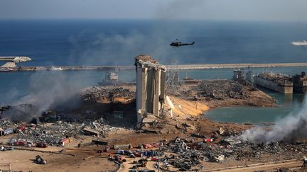 Le port de Beyrouth&nbsp;(Liban), le 5 août 2020, au lendemain d'une gigantesque explosion déclenchée par un incendie dans un entrepôt abritant des tonnes de nitrate d'ammonium sans précaution. La déflagration a fait plus de 200 morts et au moins 6 500 blessés, détruit le port et ravagé des quartiers entiers de la capitale libanaise. (AFP)