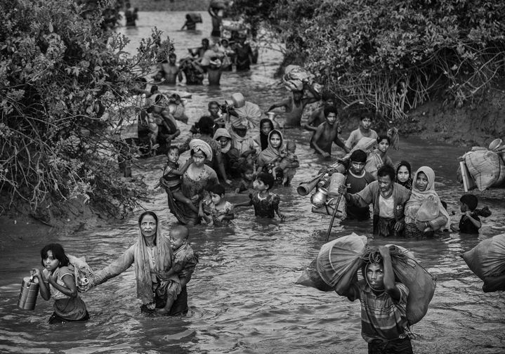 Cox’s Bazar, Bangladesh, 1er novembre 2017. Après avoir fui leur village, des réfugiés rohingyas, dont beaucoup avaient déjà marché pendant des semaines, traversent le fleuve Naf à la frontière entre la Birmanie et le Bangladesh.
 (Kevin Frayer / Getty Images)