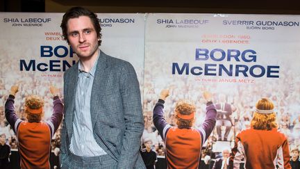 L'acteur&nbsp;suédois Sverrir Gudnason pose devant l'affche du film Borg MacEnroe. (MAXPPP / EFE)