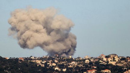 De la fumée s'échappe du village libanais frontalier de Sujud, le 26 octobre 2024. (AFP)