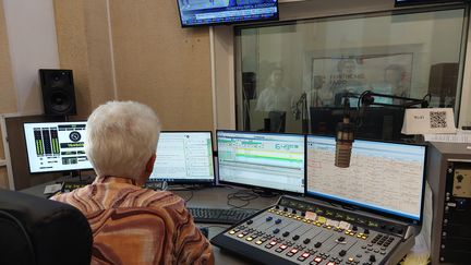 Dans la régie de Radio Ukraine, le 7 juillet, 2023. (ISABELLE LABEYRIE / RADIO FRANCE)