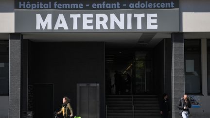 L'entrée de la maternité du CHU de Nantes. (photo d'illustration) (LOIC VENANCE / AFP)