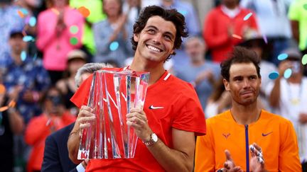 Taylor Fritz tout sourire au moment de recevoir son trophée à Indian Wells après avoir battu Rafael Nadal en finale. (CLIVE BRUNSKILL / GETTY IMAGES NORTH AMERICA)