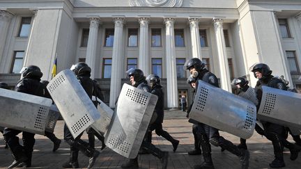 En d&eacute;but de journ&eacute;e, le minist&egrave;re ukrainien de l'Int&eacute;rieur a accus&eacute; des manifestants d'avoir ouvert le feu sur des policiers en essayant de percer les cordons en direction du parlement.&nbsp; (GENYA SAVILOV / AFP)