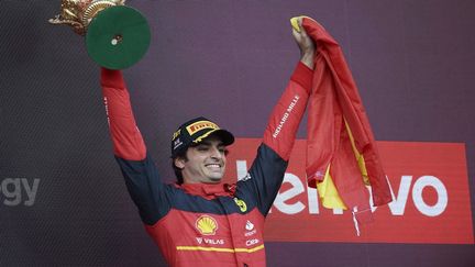 Carlos Sainz célèbre sur le podium du Grand Prix de Grande-Bretagne, le 3 juillet 2022. (JOSE BRETON / NURPHOTO via AFP)