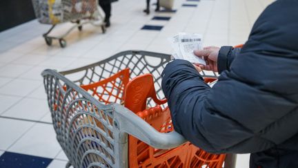 Un client fait ses courses dans un supermarché à Crozon (Finistère), le 16 mars 2023. (MYRIAM TIRLER / HANS LUCAS / AFP)