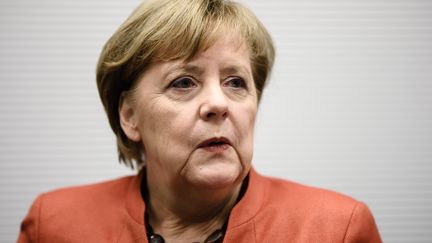 Après 12 ans de pouvoir, l'éventualité d'une retraite politique d'Angela Merkel suscite des sentiments partagés au sein de la population allemande. (CLEMENS BILAN / EPA)