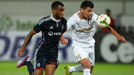 Le Lyonnais Alexandre Lacazette aux prises avec un joueur du FC Astra, &agrave; Giurgiu (Roumanie), le 28 ao&ucirc;t 2014. (DANIEL MIHAILESCU / AFP)