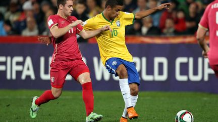 Le Serbe Andrija Zivkovic au duel avec le Brésilien Jorge (MICHAEL BRADLEY / AFP)