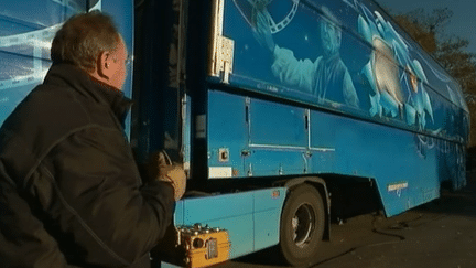 Philippe Leroy installe le Cinémobile.
