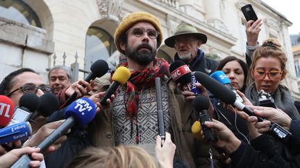 L'agriculteur Cédric Herrou devant le palais de justice de Nice après son procès pour avoir aidé des migrants, le 10 février 2017. (VALERY HACHE / AFP)