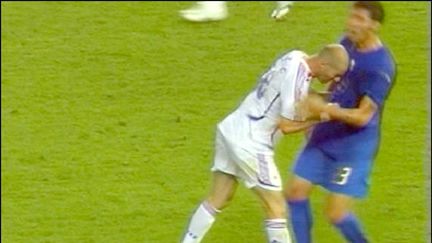 Le coup de t&ecirc;te de Zin&eacute;dine Zidane (&agrave; gauche) sur l'Italien Marco&nbsp;Materazzi, le 10 juillet 2006 &agrave; Berlin (Allemagne).&nbsp; (SIPA)